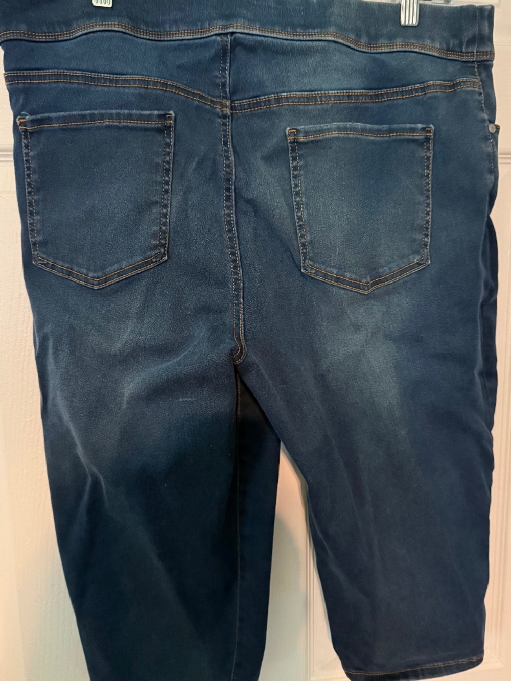 Gloria Vanderbilt slimming pull-up size 16 Capris in Medium Blue